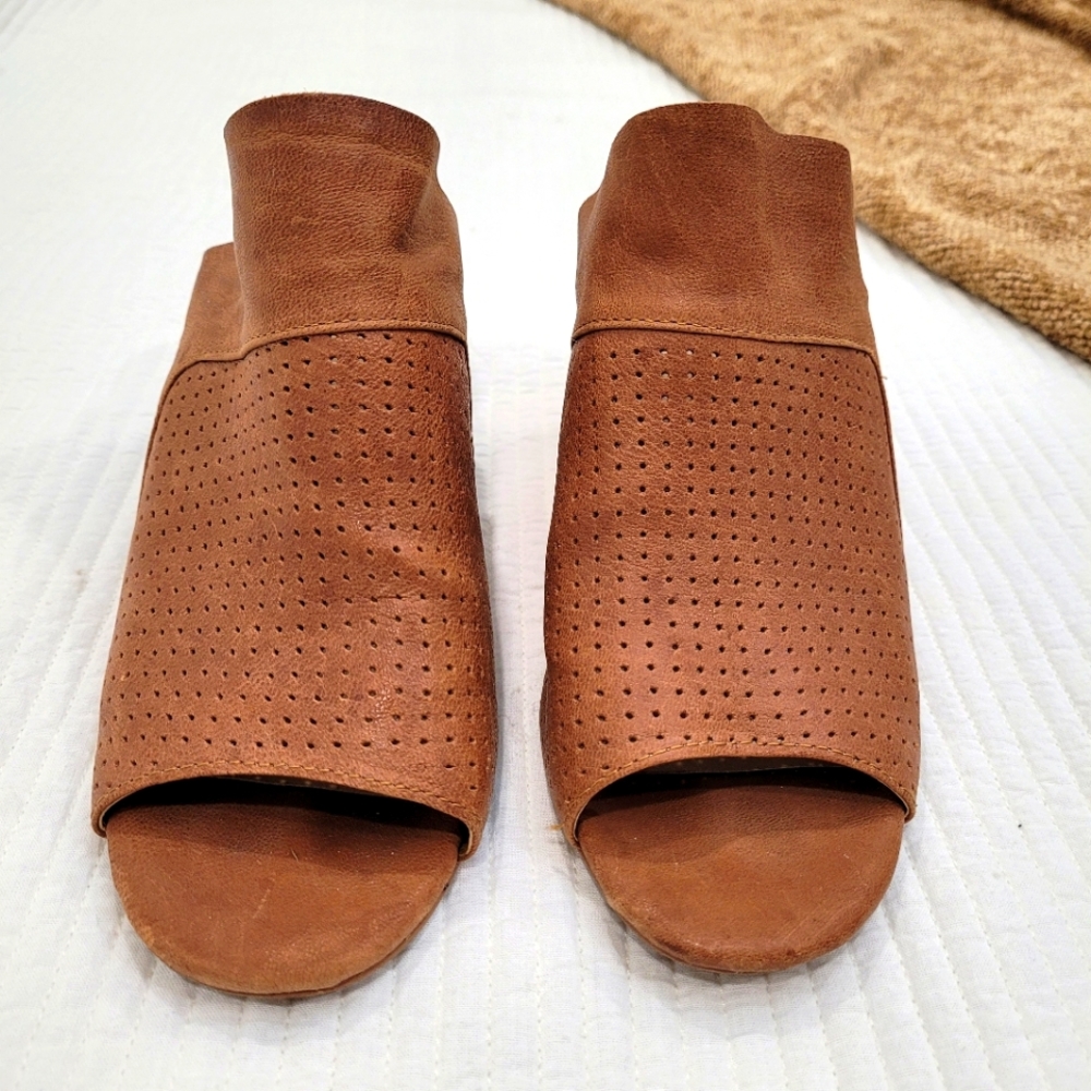Adam Tucker Block Heel Mules Tan Perforated Leather - Picture 2 of 6